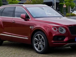 СМИ: В Киеве мужчина «обмывал» покупку Bentley Bentayga и разбил его вдребезги | ФОТО