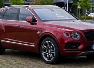 СМИ: В Киеве мужчина «обмывал» покупку Bentley Bentayga и разбил его вдребезги | ФОТО