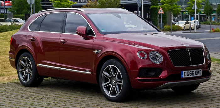 СМИ: В Киеве мужчина «обмывал» покупку Bentley Bentayga и разбил его вдребезги | ФОТО