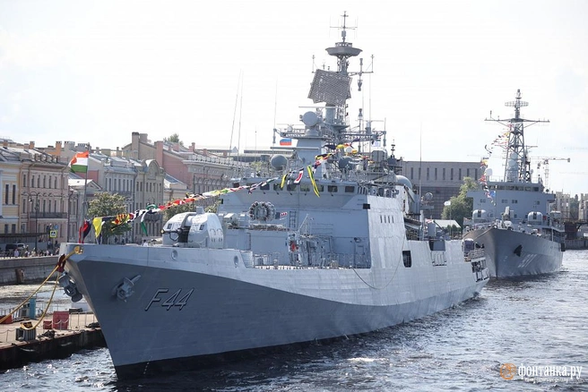 СМИ: В РФ из-за «мер безопасности» отменили главный военно-морской парад