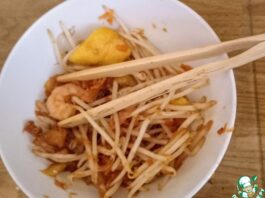 Тайский салат с креветками и манго