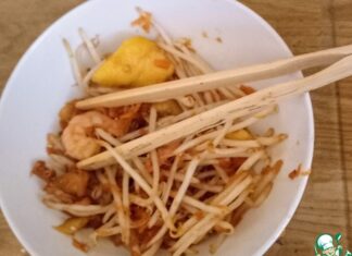 Тайский салат с креветками и манго