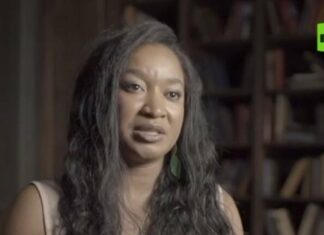 Темнокожую звезду Russia Today, которая переехала из США из-за дискриминации, избили и оскорбляют в России