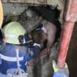 В Киеве спасли мужчину из-под завалов разрушенного дома | ФОТО