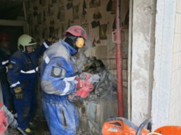 В Киеве спасли мужчину из-под завалов разрушенного дома | ФОТО