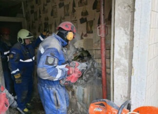 В Киеве спасли мужчину из-под завалов разрушенного дома | ФОТО