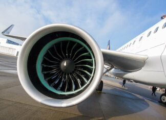 В Милане мужчину втянуло в двигатель самолета