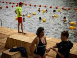 В Париже впервые за 100 лет разрешили купаться в Сене