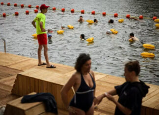В Париже впервые за 100 лет разрешили купаться в Сене