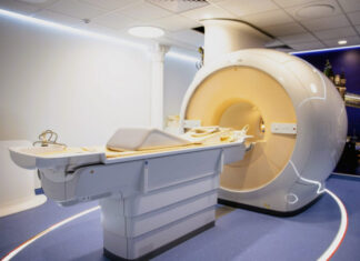 В США мужчину затянуло в МРТ из-за металлической цепи — он скончался