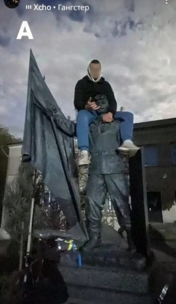 В Тернопольской области 16-летний подросток взобрался на памятник герою Небесной Сотни ради «крутого» фото