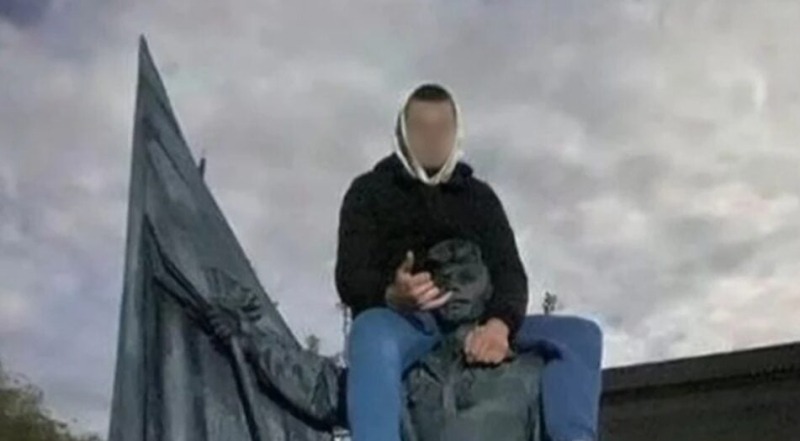 В Тернопольской области 16-летний подросток взобрался на памятник герою Небесной Сотни ради «крутого» фото