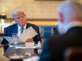 WP: В MAGA растет напряжение из-за решения Трампа по мигрантам, Эпштейну и помощи Украине