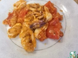 Закуска из кальмаров с помидорами