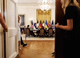 Bloomberg: США и Европа немедленно приступают к работе над гарантиями безопасности для Украины