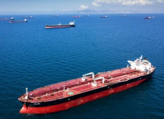 Bloomberg: Танкеры с российской нефтью застряли у берегов Индии, пока НПЗ ждут указаний