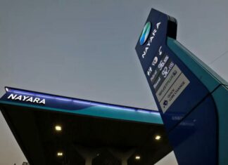 Индийский НПЗ, связанный с РФ, не может доставлять топливо на свои АЗС из-за санкций