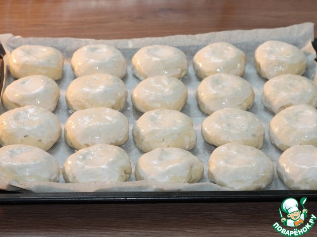 Круглые пирожки с овощами и яйцом