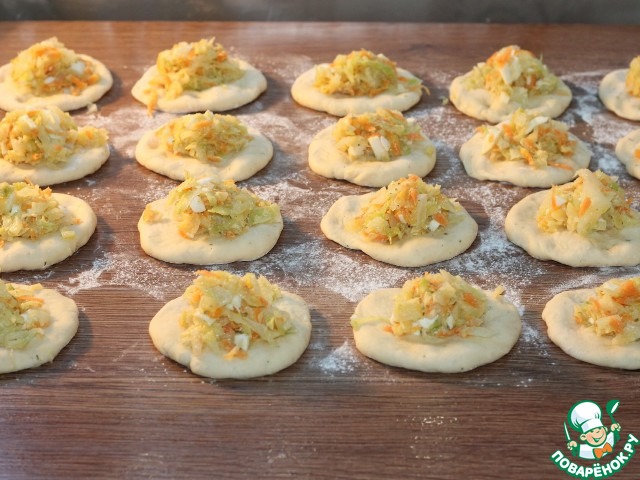 Круглые пирожки с овощами и яйцом