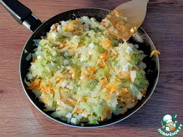 Круглые пирожки с овощами и яйцом