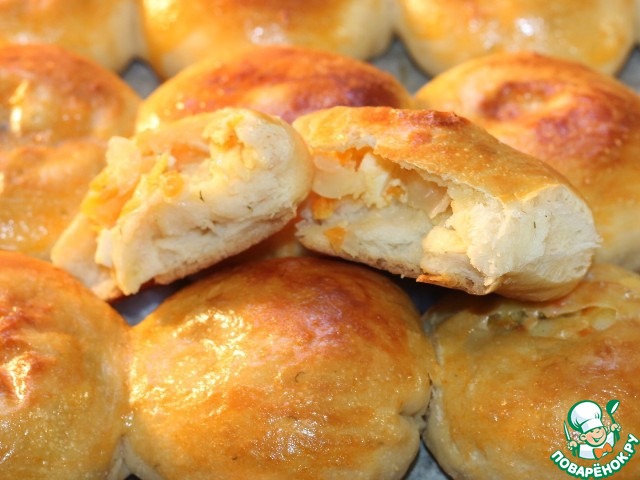 Круглые пирожки с овощами и яйцом