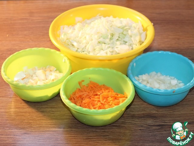 Круглые пирожки с овощами и яйцом