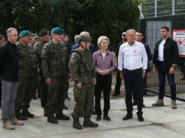 Не испугались вооруженных белорусских солдат: Туск и фон дер Ляйен посетили границу с Беларусью