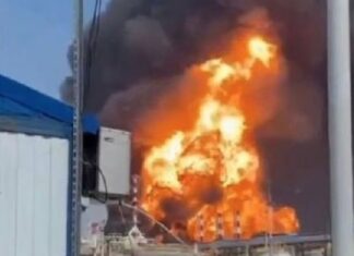 Один из крупнейших НПЗ юга России продолжает гореть третьи сутки после ударов БПЛА | ВИДЕО