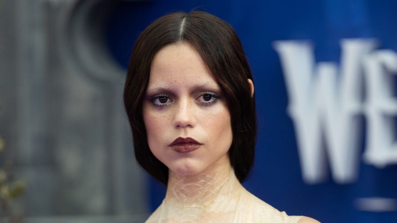 Перед выходом 2 сезона "Венздей": Дженна Ортега появилась на публике в эффектном образе