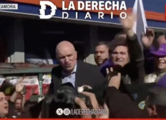 Протестующие встретили камнями президента Аргентины. Пришлось эвакуироваться | ВИДЕО