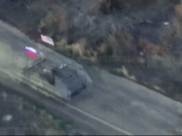 Роспропаганда показала, как россияне на «трофейном» БТР едут на штурм с флагом США | ВИДЕО