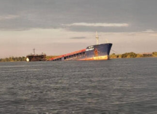 Российский «Порт Оля-4» затоплен наполовину: спутник показал состояние судна с «Шахедами» | ФОТО