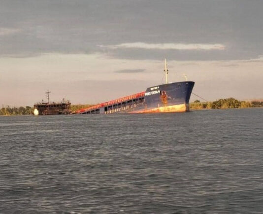 Российский «Порт Оля-4» затоплен наполовину: спутник показал состояние судна с «Шахедами» | ФОТО