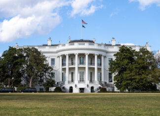 СМИ: Белый дом готовит трехстороннюю встречу Трампа, Зеленского и Путина