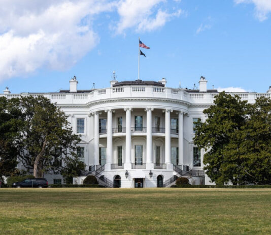 СМИ: Белый дом готовит трехстороннюю встречу Трампа, Зеленского и Путина