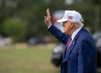 СМИ: Трамп и Путин встретятся на военной базе, хотя Белый дом был против