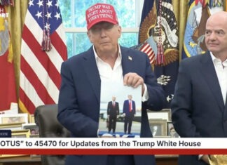 Трамп показал фото с Путиным в Белом доме: Он очень хорошо получился, а я нормально | ВИДЕО