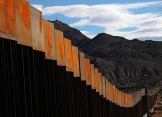Трамп приказал покрасить стену на границе с Мексикой в черный цвет