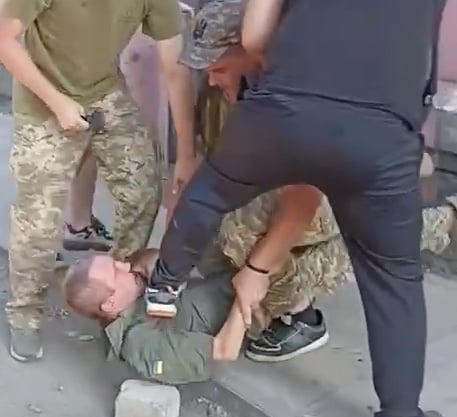 В Днепре работники ТЦК избили бывшего военного | ВИДЕО