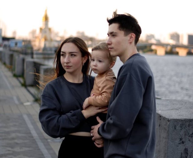 В Киеве из-за обстрела погибла молодая семья из Славянска: отец, беременная мать и 2-летний сын | ФОТО