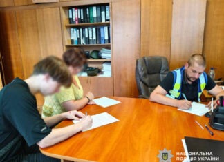 В Киеве подростки устроили танцы в полицейской форме под российский рэп