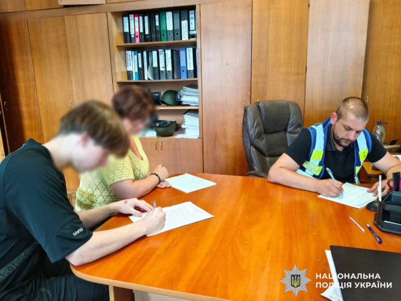 В Киеве подростки устроили танцы в полицейской форме под российский рэп