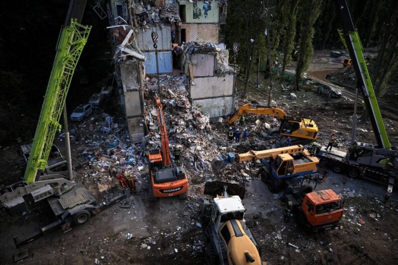 В Киеве завершены спасательные работы после атаки РФ, 31 погибший, среди них пятеро детей