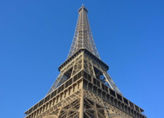 В Париже возле Эйфелевой башни 17-летний ливиец изнасиловал 32-летнюю украинку