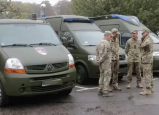 В Ровенской области две машины на дороге заблокировали автомобиль ТЦК — пытались силой освободить военнообязанного