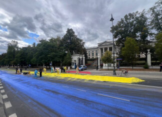 В Варшаве возле посольства РФ покрасили дорогу в цвета флага Украины | ФОТО