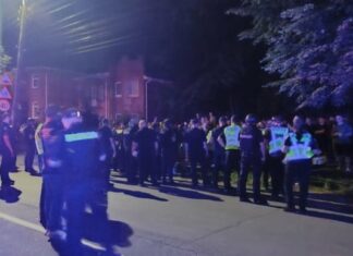 В Виннице местные жители «штурмовали» стадион, где удерживают мобилизованных