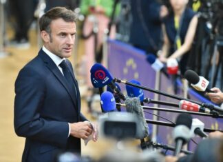 Вице-премьер Италии предложил Макрону ехать с винтовкой в Украину. Париж вызвал посла