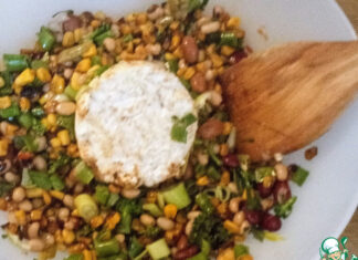 Жареная кукуруза с фасолью и халуми