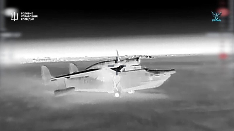 Бойцы ГУР впервые в истории сожгли два вражеских самолета-амфибии Бе-12 «Чайка» | ВИДЕО